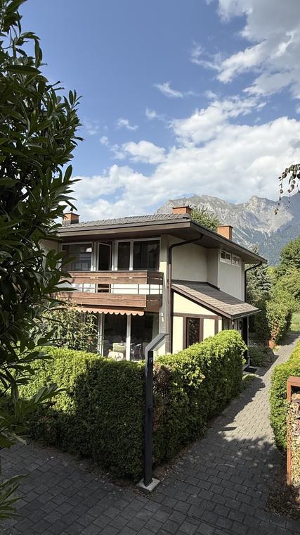 Das Ferienhaus Falknis von aussen, im Hintergrund die Berge