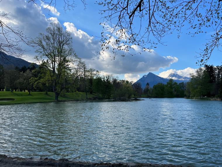 See im Park mit Blick auf die Berge