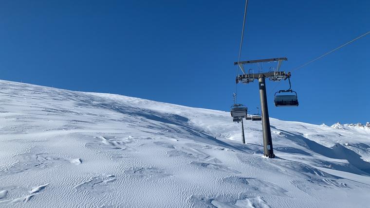 Sesselbahn im Skigebiet im Winter
